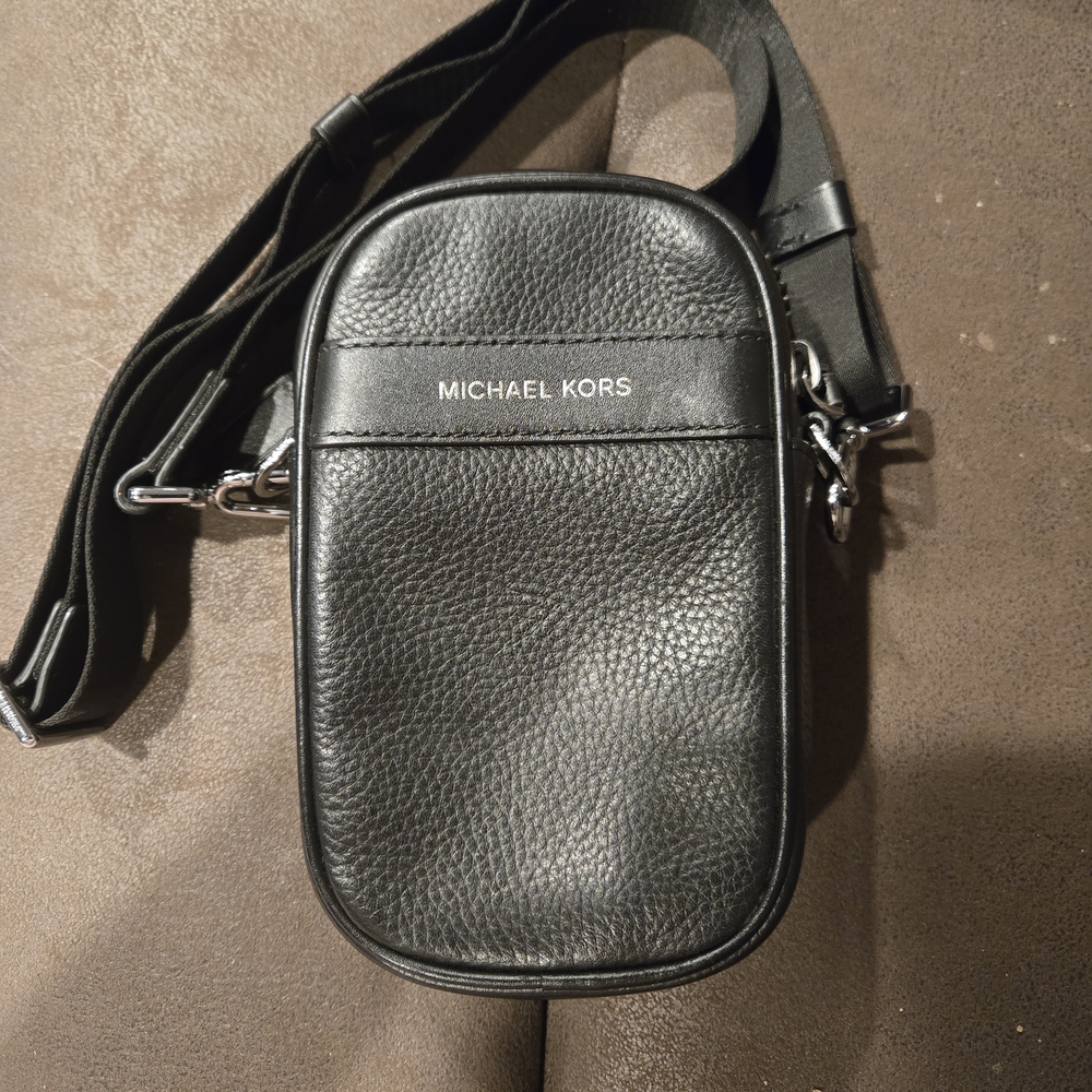 Cooper Pebbled Leather Smartphone Crossbody Bag - Black